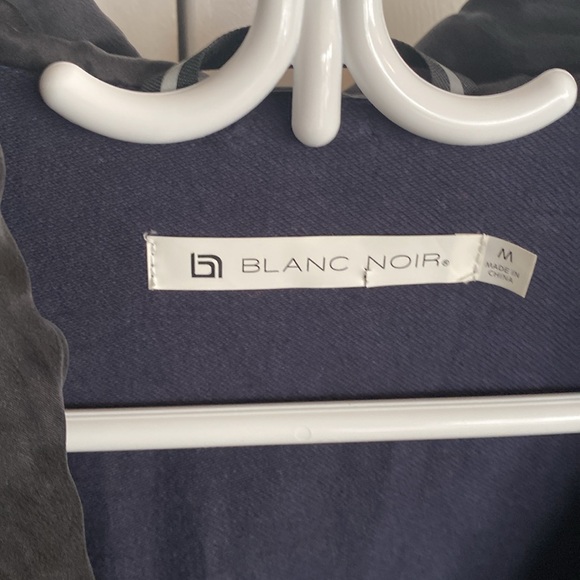 Comfortable hooded travel jacket - Picture 4 of 5